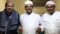 Fadli Zon dan Fahri Hamzah juga pernah ke Mekah bersama. Dalam kesempatan itu keduanya sempat bertemu Habib Rizieq (Twitter/@fadlizon)