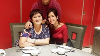 Begini perayaan Imlek keluarga Delon tahun lalu, Mereka memilih makan di sebuah restoran China di wilayah Jakarta. Dinner with Mami n Nyilkuuuu. Fong XI Fat Cau 2568, tulisnya. Foto: Instagram delonthamrin