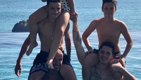 Foto: Liburan David Beckham sekeluarga sepertinya meninggalkan kesan yang mendalam bagi mereka. Sungguh keluarga megabintang yang humble dan idaman banget! (Instagram/@victoriabeckham)