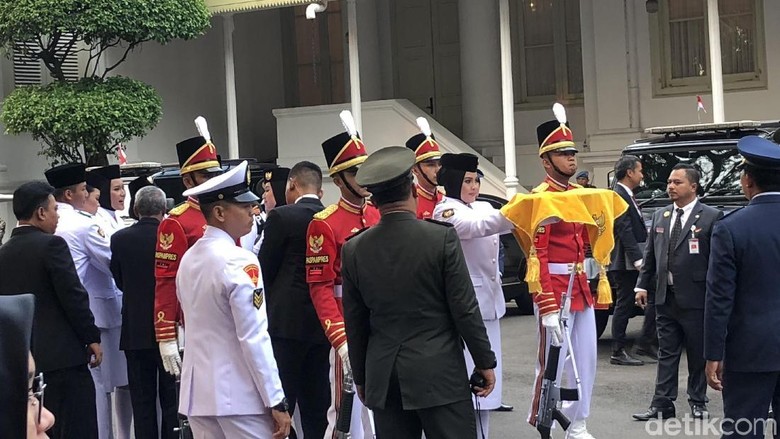 Zanati, Gadis Sumsel Diamanahkan Serahkan Bendera Pusaka ke Jokowi Zanati, Gadis Sumsel Diamanahkan Serahkan Bendera Pusaka ke Jokowi