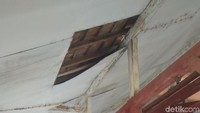 Kondisinya sangat parah, beberapa daun pintu sudah hilang dicuri. Bahkan gedung ini sempat jadi tempat maksiat.  (Luthfiana/detikTravel)