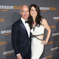 Wanita lulusan universitas bergengsi di Amerika Serikat, Princeton, itu mengakui bisa menjadi istri dari pria yang kini adalah orang terkaya di dunia bagaikan memenangkan sebuah lotere. Namun menurutnya bukan hal itu yang membuat dirinya bahagia atau bangga. “Fakta bahwa aku memiliki orangtua yang sangat baik dan percaya bahwa pendidikan itu penting, tidak pernah meragukan aku bisa menjadi penulis dan fakta bahwa aku memiliki suami yang aku cintai, hal-hal itulah yang membentuk diriku,” tuturnya. (Foto: Dok. Getty Images, Vogue)