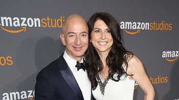 Meski orang terkaya di dunia, Bezos di rumah tak segan membantu istrinya mencuci piring. “Aku cukup yakin bahwa itu adalah hal terseksi,” kata Bezos. Foto: Dok. Getty Images, Vogue