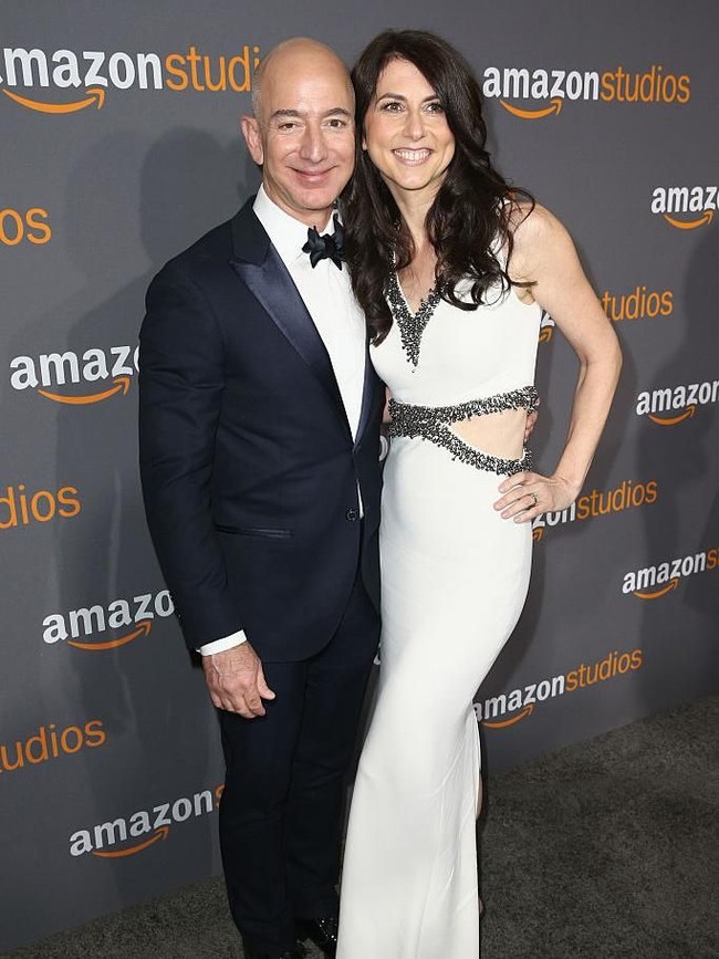 Wanita lulusan universitas bergengsi di Amerika Serikat, Princeton, itu mengakui bisa menjadi istri dari pria yang kini adalah orang terkaya di dunia bagaikan memenangkan sebuah lotere. Namun menurutnya bukan hal itu yang membuat dirinya bahagia atau bangga. “Fakta bahwa aku memiliki orangtua yang sangat baik dan percaya bahwa pendidikan itu penting, tidak pernah meragukan aku bisa menjadi penulis dan fakta bahwa aku memiliki suami yang aku cintai, hal-hal itulah yang membentuk diriku,” tuturnya. (Foto: Dok. Getty Images, Vogue)