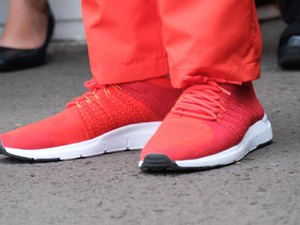 Gaya Jokowi Pakai Sneakers Made in Bandung Saat Torch Relay