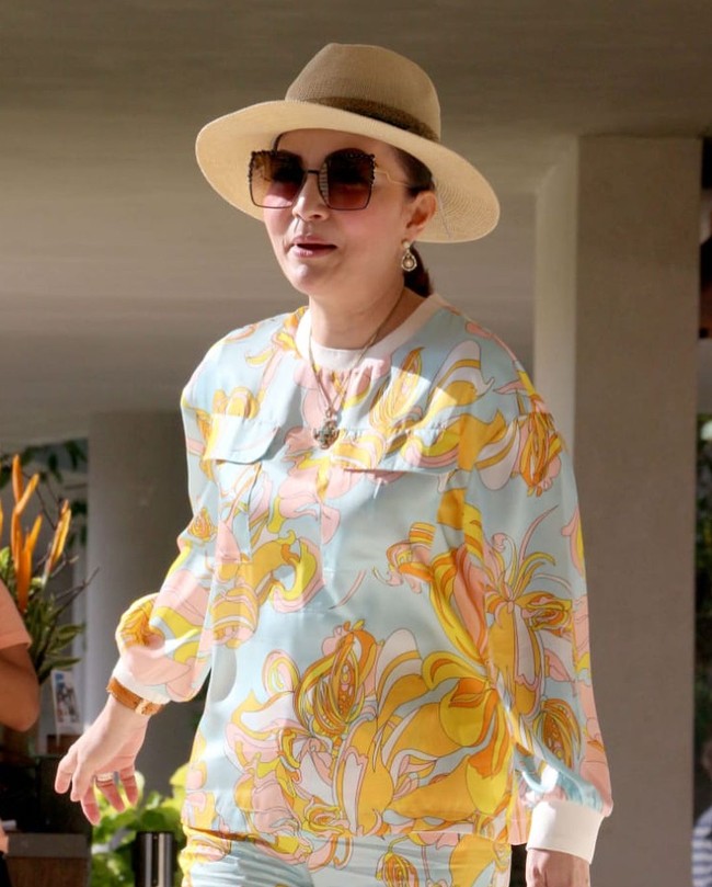 Inilah Bupati Minahasa Selatan Christiany Eugenia Tetty Paruntu yang berparas cantik dan berpenampilan stylish. Tak hanya itu, dia juga dikenal tegas dalam memimpin demi kemajuan daerahnya. Foto: Dok. Instagram Christiany E. Tetty Paruntu