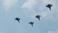 Usai Upacara Bendera, Jet Tempur TNI AU Lintasi Langit Istana
