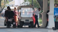 Sang cucu Jan Ethes terlihat duduk di samping Jokowi. Di belakang ada ayah Jan Ethes, Gibran Rakabuming. Mobil tersebut diparkir di samping Istana Merdeka. Jokowi masih tampak mengenakan kemeja warna putih dan celana berwarna gelap.