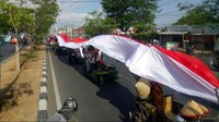 Kami peringati HUT RI 73 tahun ini dengan konvoi dan bentengkan bendera merah putih, panjangnya sekitar 73 meter sesuai HUT negara kita, kata seorang peserta konvoi Tia, Jumat (17/8/2018). Foto: Ibnu Munsir/detikOto