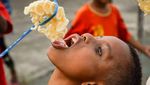 Anak-anak hingga Emak-emak, Inilah Potret Keseruan Lomba Makan Kerupuk