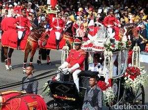 Meriah! Warga Foto-foto Bareng Kirab Kereta Kencana
