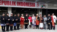 Menteri PUPR Basuki Hadimuljono menggelar upacara dengan pakaian adat Minang.