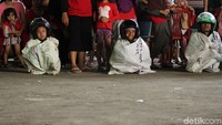 Anak-anak antusias mengikuti perlombaan di kolong jembatan Cideng.