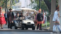 Sebelumnya, Jokowi, Jan Ethes, bersama Gibran sempat berkeliling Kompleks Istana Kepresidenan mengendarai mobil golf.