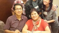 Family is everything, tulis pria kelahiran 20 Mei 1978 itu saat merayakan ulang tahun sang bunda. Di sana terlihat sang istri, Yeslin Wang. Foto: Instagram delonthamrin