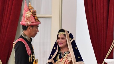 Gaya Iriana Jokowi Pakai Tas Fendi dan Baju Adat Koto Gadang di HUT RI ke-73