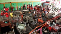 Meski digelar di kolong jembatan, lomba untuk memperingati HUT RI itu berlangsung meriah.
