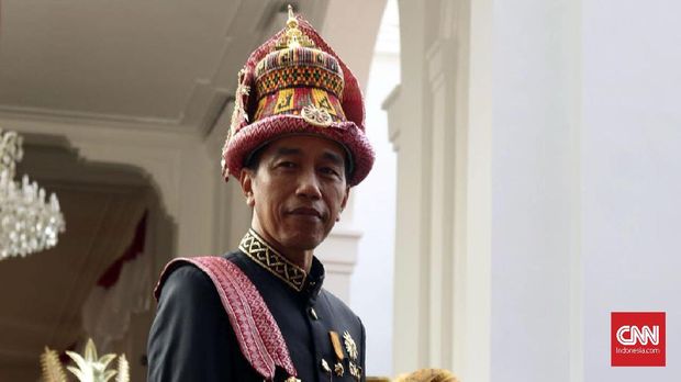 Jokowi berbusana adat Aceh.