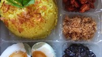 Cumi item dan telor asin jadi lauk pelengkap nasi kuning gaya Gresik. Foto: Instagram @ambaritarachmawati