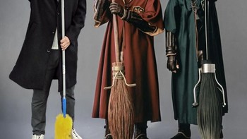 Jones memasukkan dirinya ke sejumlah foto. Foto: instagram.com/jonesburnout/