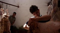 Dua orang pria menguliti kambing hasil kurban di Damaskus, Suriah. Reuters.
