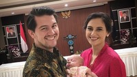 Marissa Nasution memang tak ikut selebriti lain menyaksikan upacara di Istana Negara. Namun ia tetap tampil cantik berkebaya merah. Foto: (dok. Instagram)