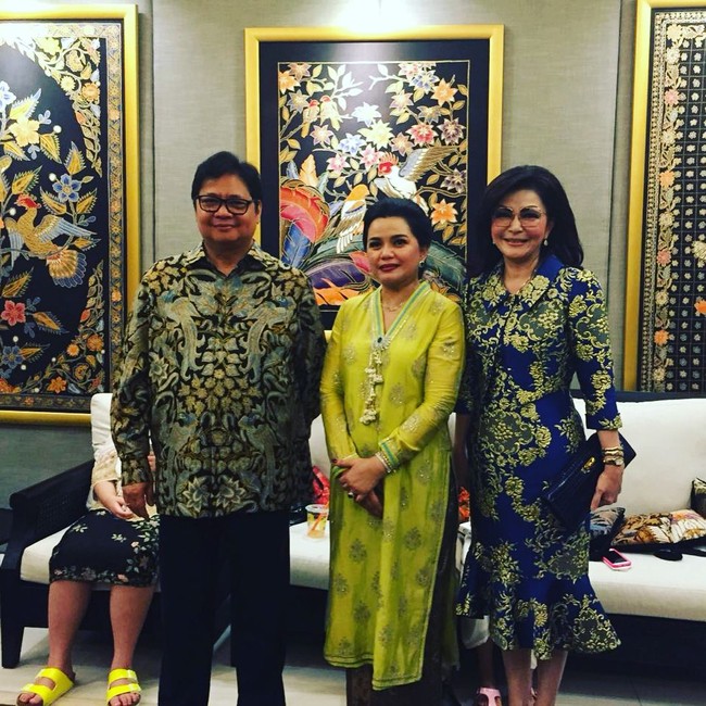 Christiany Eugenia Tetty Paruntu yang memiliki sejumlah perusahaan itu menjadi pemimpin daerah melalui Partai Golkar. Sebagai kader Partai Golkar, dia pun tak lupa bersilaturahmi dengan pemimpin partainya Airlangga Hartarto. Saat bersilaturahmi dengan Ketum Partai Golkar itu, Bupati Tetty terlihat memakai dress biru emas dan membawa clutch Hermes. Foto: Dok. Instagram Christiany E. Tetty Paruntu