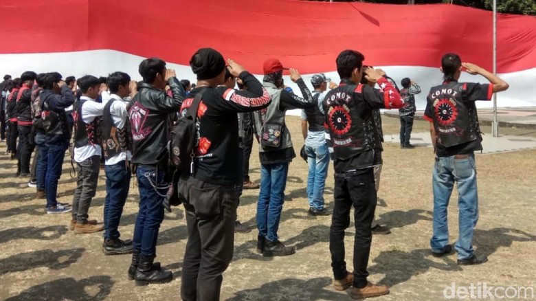 HUT RI, Komunitas Motor Bentangkan Bendera Raksasa di Sukabumi HUT RI, Komunitas Motor Bentangkan Bendera Raksasa di Sukabumi