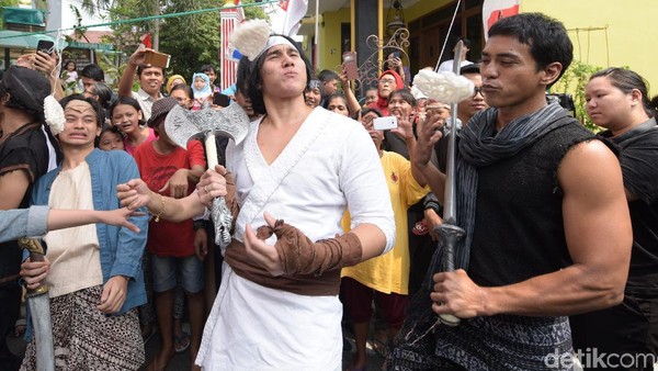 Gaya Wiro Sableng saat Ikut Lomba Makan Kerupuk Rayakan HUT RI ke-73