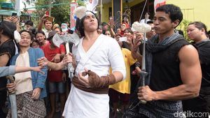 Gaya Wiro Sableng saat Ikut Lomba Makan Kerupuk Rayakan HUT RI ke-73