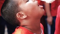 Anak TK juga antusias ikutan lomba makan kerupuk. Kerupuk putih yang digantung dengan tali ini harus dihabiskan secepatnya agar jadi juara. Foto : instagram @nerisari