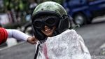 Serunya Lomba Balap Karung Pakai Helm
