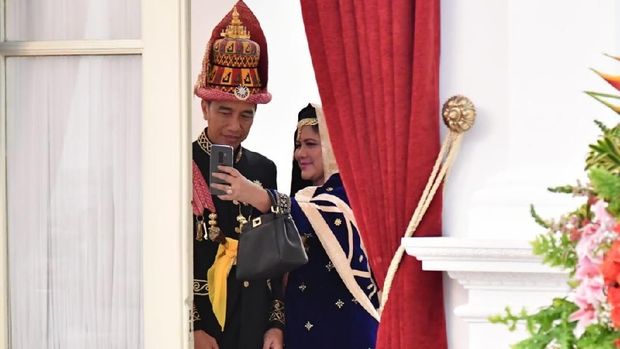 Iriana menyempatkan selfie bersama Jokowi.