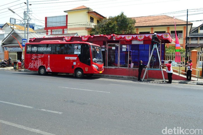 Naik Bus Trans Semarang Bisa Bayar Pakai Botol Plastik