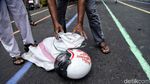 Serunya Lomba Balap Karung Pakai Helm