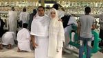 Ke Tanah Suci Bareng Ardi Bakrie, Nia Ramadhani Cantik Berhijab