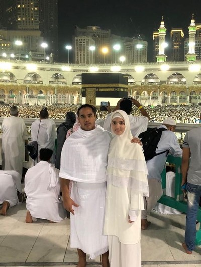 Nia Ramadhani dan Ardi Bakrie beribadah haji. Foto: (Ardie Bakrie/Instagram) Nia Ramadhani dan Ardi Bakrie beribadah haji. Foto: (Ardie Bakrie/Instagram)