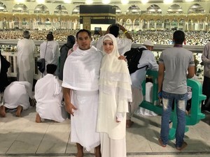 Gaya Nia Ramadhani Pakai Hijab di Mekah, Dipuji Bak Bidadari