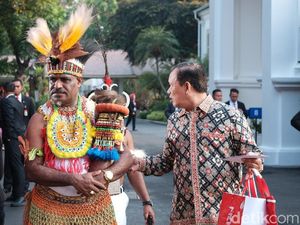 Gaya Para Tamu-Paspampres Berbusana Tradisional Rayakan HUT RI