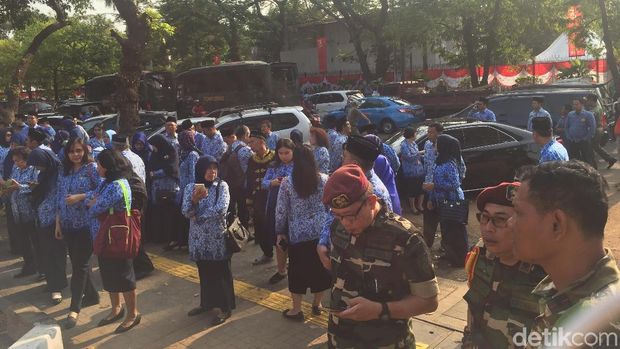 Datang Telat, PNS DKI Ini Tak Boleh Ikut Upacara HUT RI