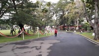 Suasana di kawasan istana kepresidenan yang dihiasi dekorasi berwarna merah putih