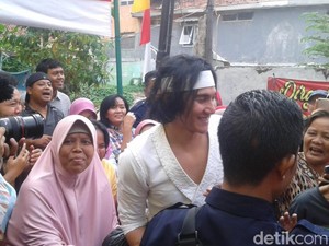 Kocak! Wiro Sableng Kalah Lomba Makan Kerupuk Lawan Ibu-ibu