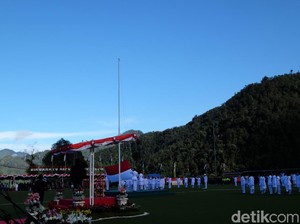 Khidmat Upacara di Ketinggian 2.000 mdpl