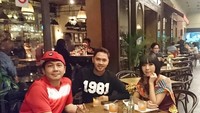 Miting masa depan, tulisnya saat mengunggah sebuah foto makan malam bersama dua orang temannya. Kira-kira meetingin apa, ya?  Foto: Instagram delonthamrin