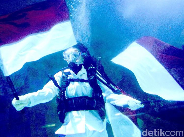 Keren! Marsha Aruan Menyelam untuk Kibarkan Sang Merah Putih