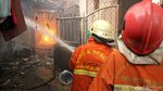 Warga Mangga Besar Gotong-royong Padamkan Kebakaran