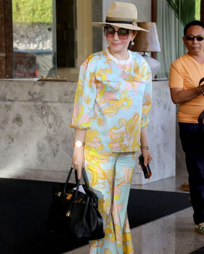 Bupati Tetty tampil stylish dengan atasan dan bawahan dari desainer Italia, Emilio Pucci. Dia juga terlihat menenteng tas Hermes Birkin untuk melengkapi gayanya. Foto: Dok. Instagram Christiany E. Tetty Paruntu