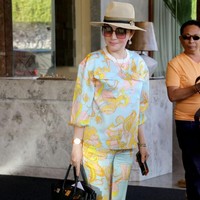 Bupati Tetty tampil stylish dengan atasan dan bawahan dari desainer Italia, Emilio Pucci. Dia juga terlihat menenteng tas Hermes Birkin untuk melengkapi gayanya. Foto: Dok. Instagram Christiany E. Tetty Paruntu