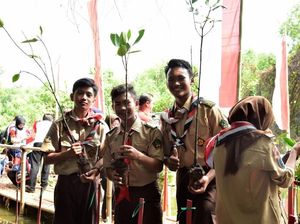 Peringati HUT RI ke-73, Generasi Muda Tanam 800 Mangrove di PIK