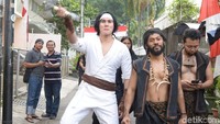 Tiba di lokasi, Wiro Sableng tampak ditemani para pengawalnya. Foto: (Noel/detikHOT)